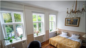 Individually furnished, bed sheets - Hotel Allegade 10 (Frederiksberg)