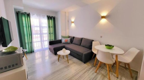 Living area - Sol Suites Apartments: Superior Apartment (Fuengirola)