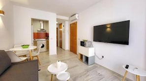 Living area - Sol Suites Apartments: Superior Apartment (Fuengirola)