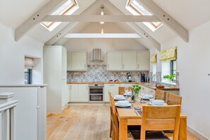 Oven, dishwasher, high chair, cookware/dishes/utensils - 3 Bed in Hayle (oc-78551) (Hayle)