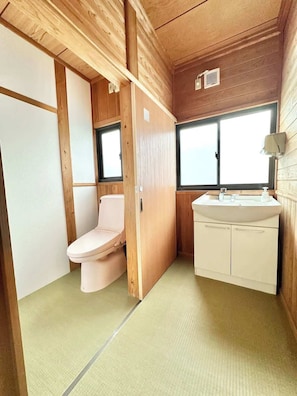 House, 4 Bedrooms (JP - Jinai Suite) | Bathroom | Combined shower/tub, towels - Spacious Traditional Japanese House By Restavio (Ozu)