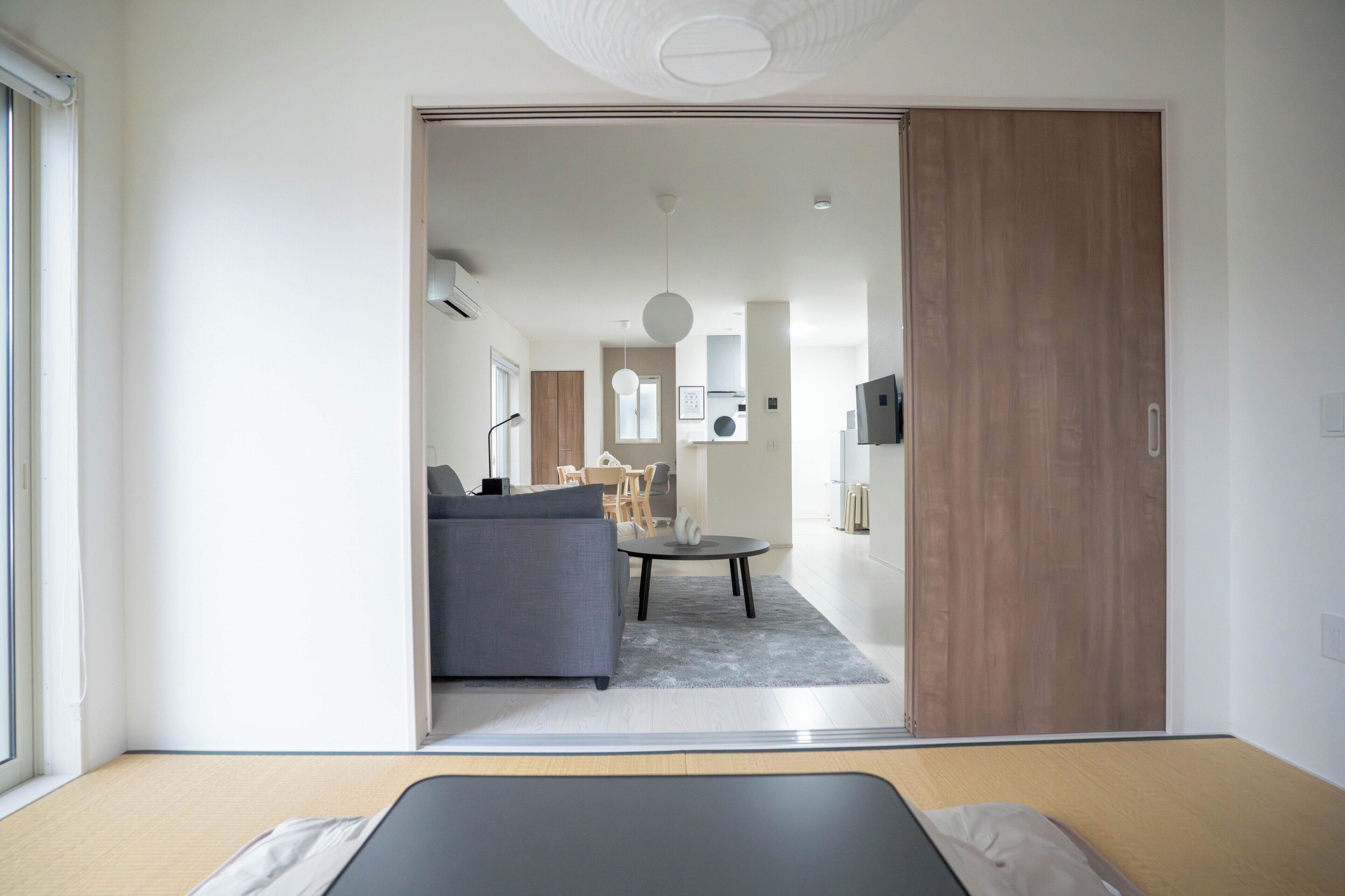 Een moderne hotelkamer met een bed, een bureau en uitzicht op de eetruimte.