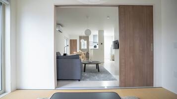 Een moderne hotelkamer met een bed, een bureau en uitzicht op de eetruimte.