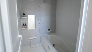 Bañera con ducha, toallas