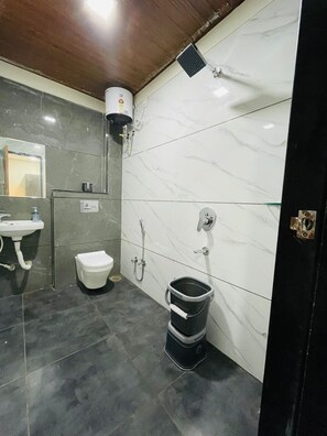 Shower, towels, soap - Hotel Shree Anantam Inn (Ujjain)