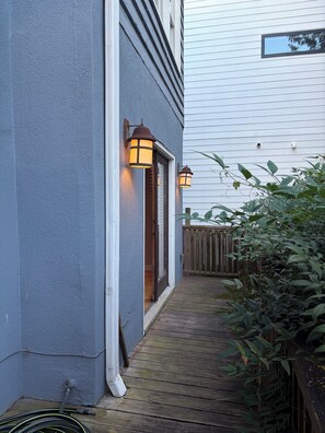Exterior detail - Cozy 1-bedroom apartment in lovely Atlanta near Historic Fourth Ward 
Park (Atlanta)