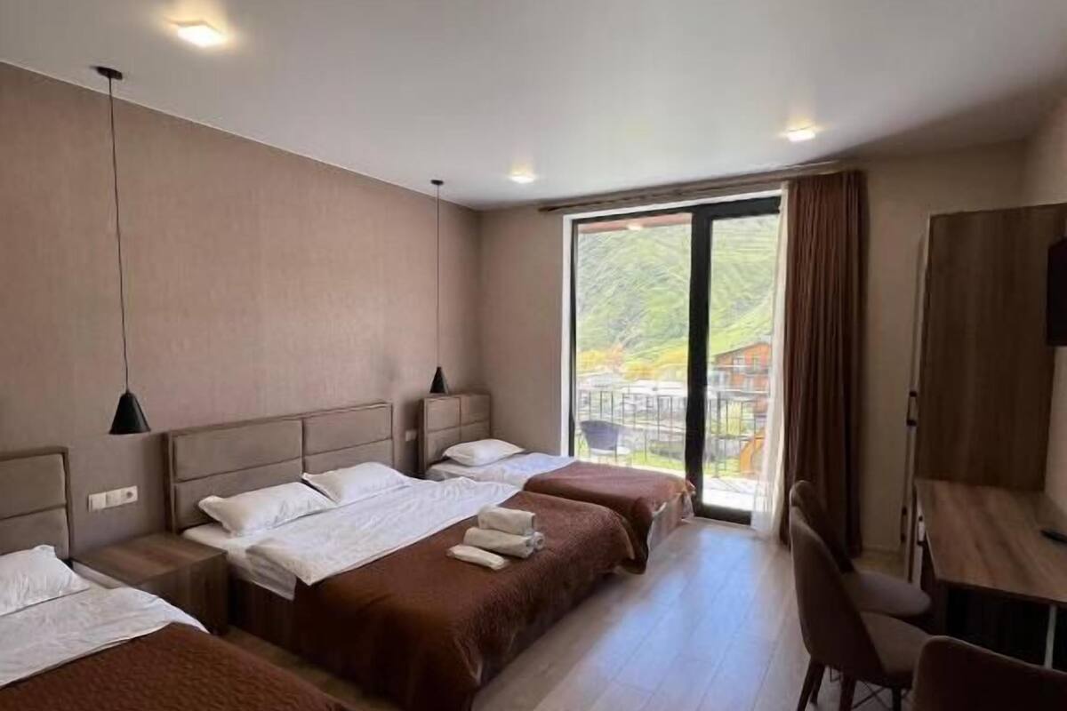 Escritorio, espacio para trabajar con laptop y ropa de cama 