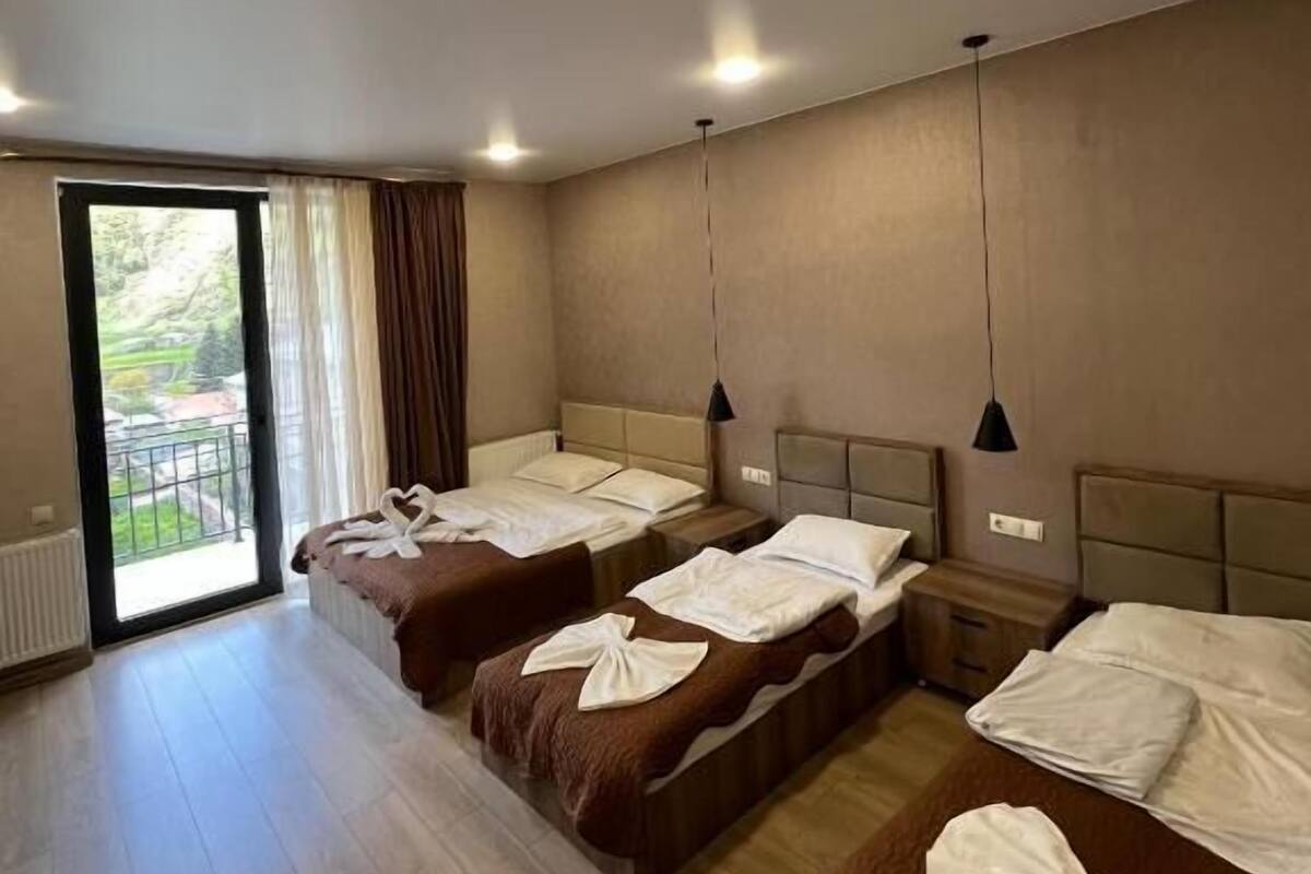 Escritorio, espacio para trabajar con laptop y ropa de cama 
