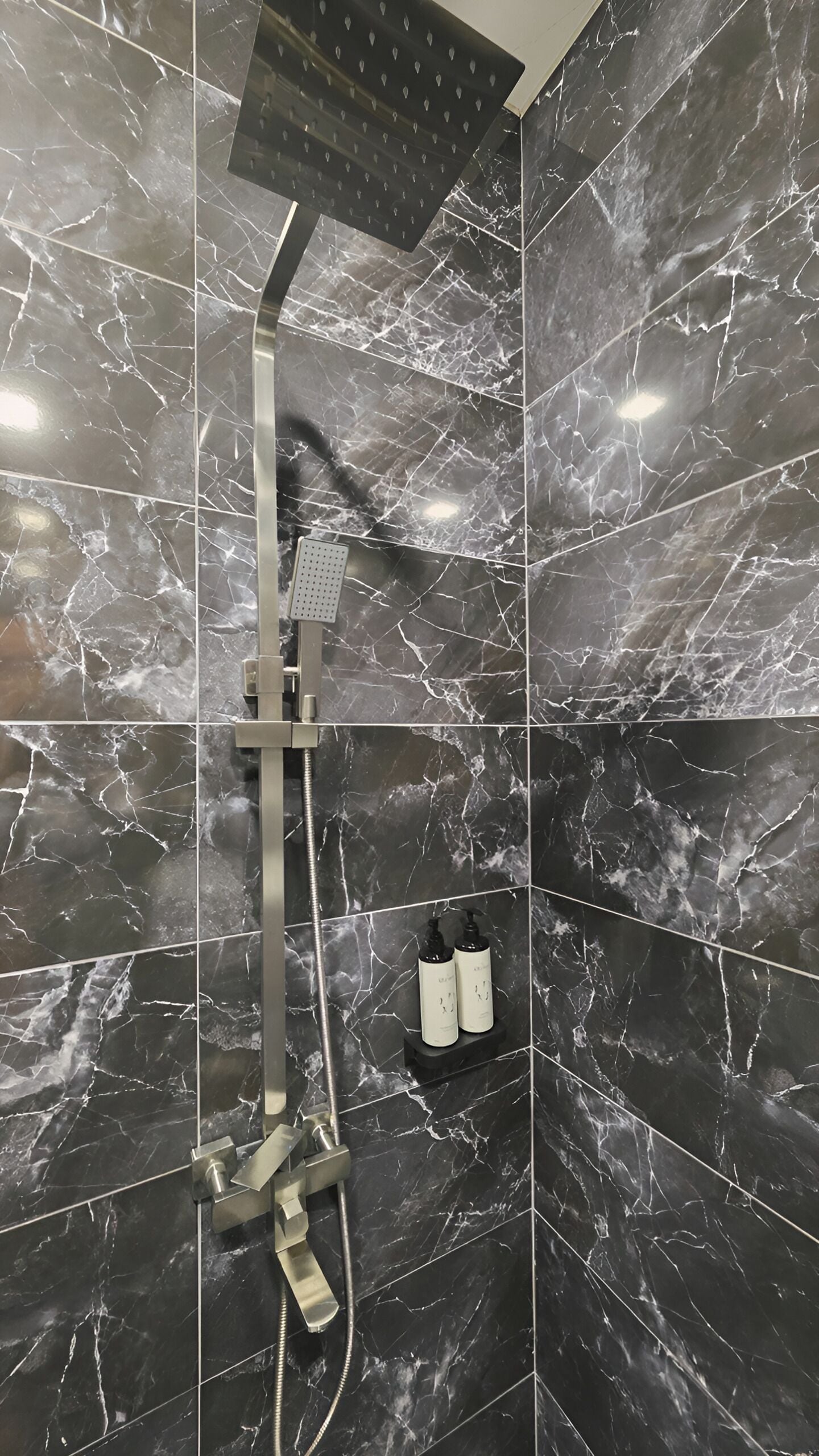 Chambre Triple Confort, balcon, vue montagne | Salle de bain