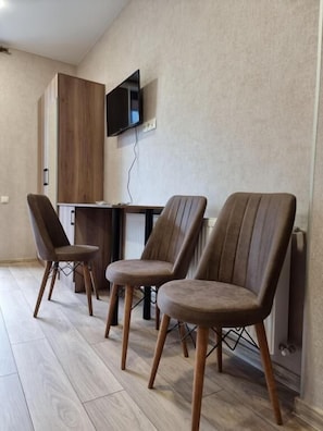 Habitació triple Comfort, balcó, vistes a la ciutat | Interior