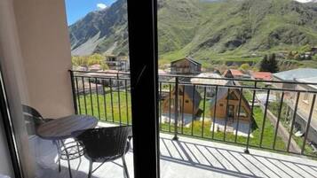 Panoramic Triple Room, Balcony, Mountain View | Interior