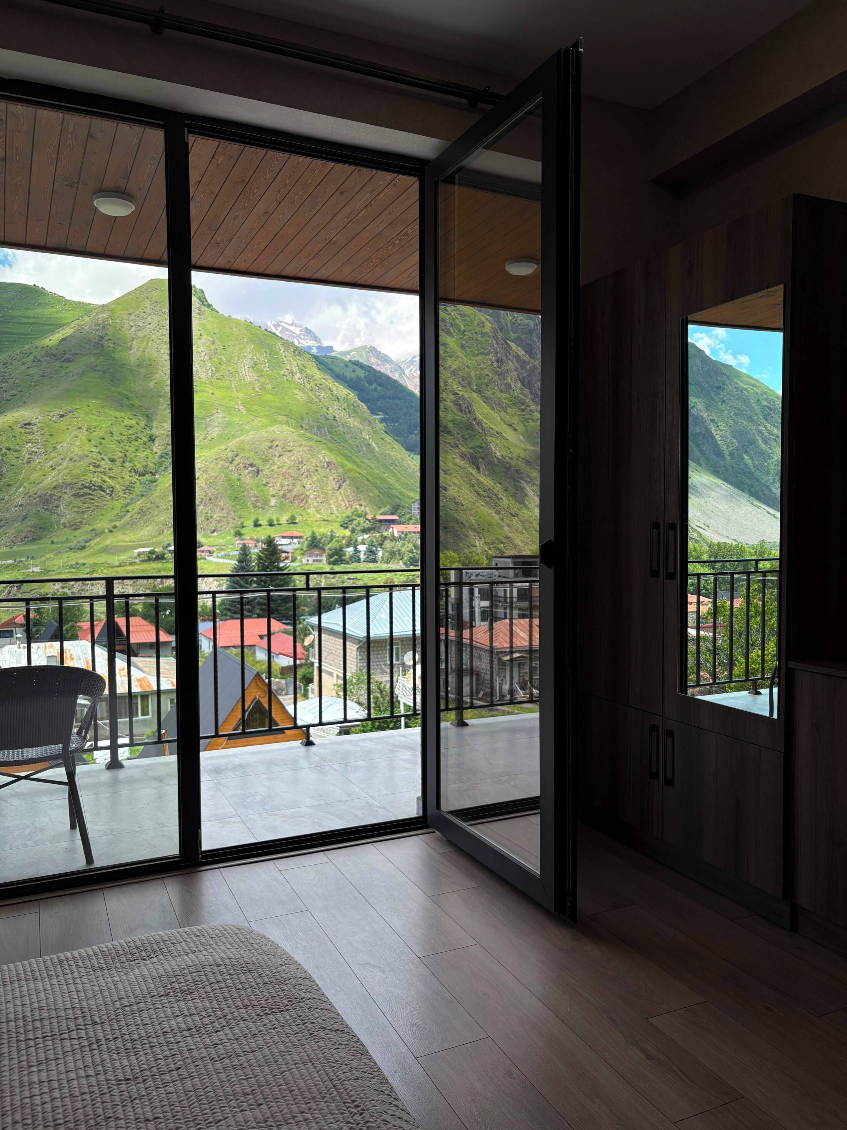Panoramic-Dreibettzimmer, Terrasse, Bergblick | Blick auf die Berge
