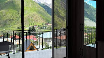 Panoramic-Dreibettzimmer, Terrasse, Bergblick | Blick auf die Berge