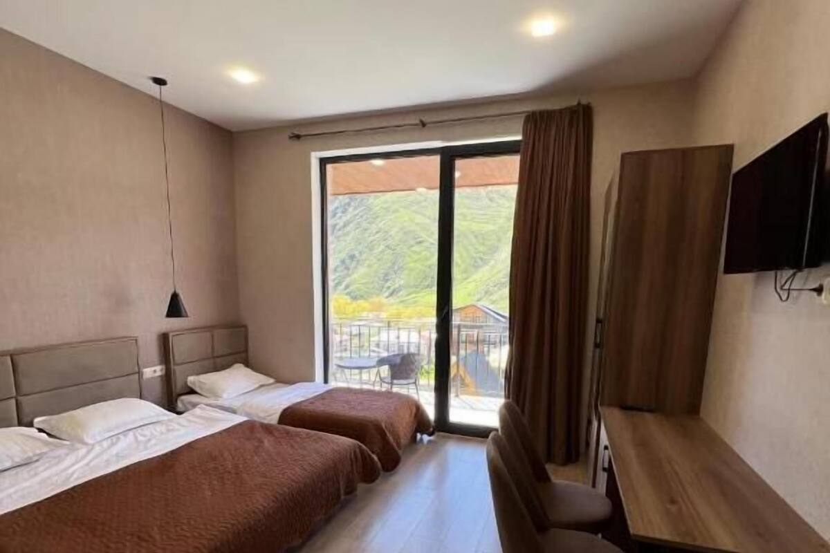 Escritorio, espacio para trabajar con laptop y ropa de cama 