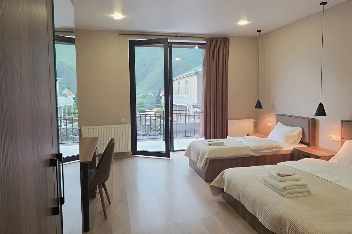 Escritorio, espacio para trabajar con laptop y ropa de cama 