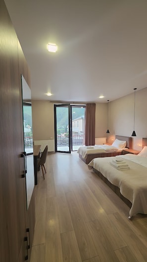 Habitació triple Comfort, balcó, vistes a la muntanya | Escriptori, espai de treball apte per a portàtils i roba de llit 