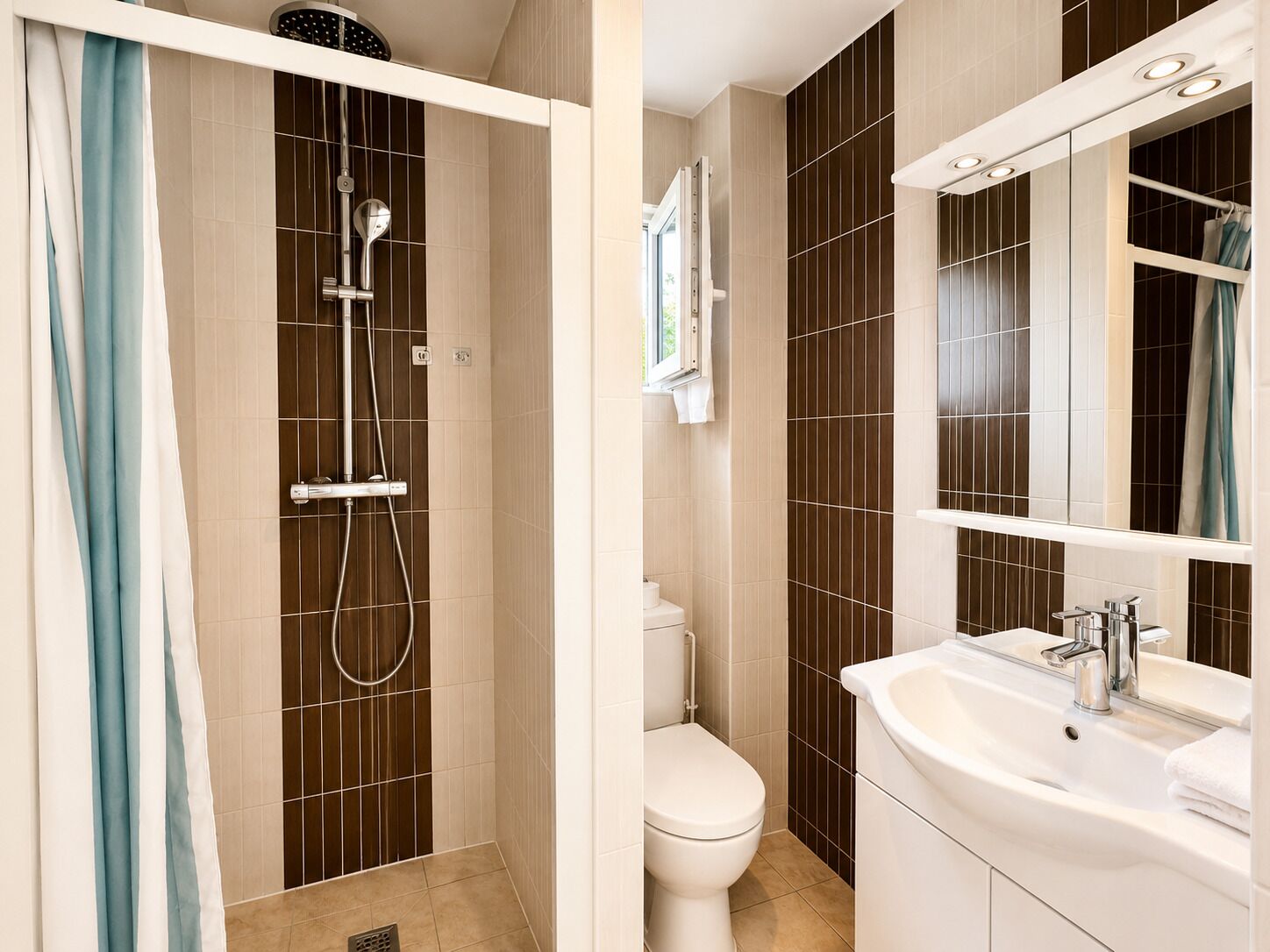 Een douche, zeep, shampoo, toiletpapier