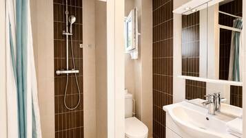 Een douche, zeep, shampoo, toiletpapier