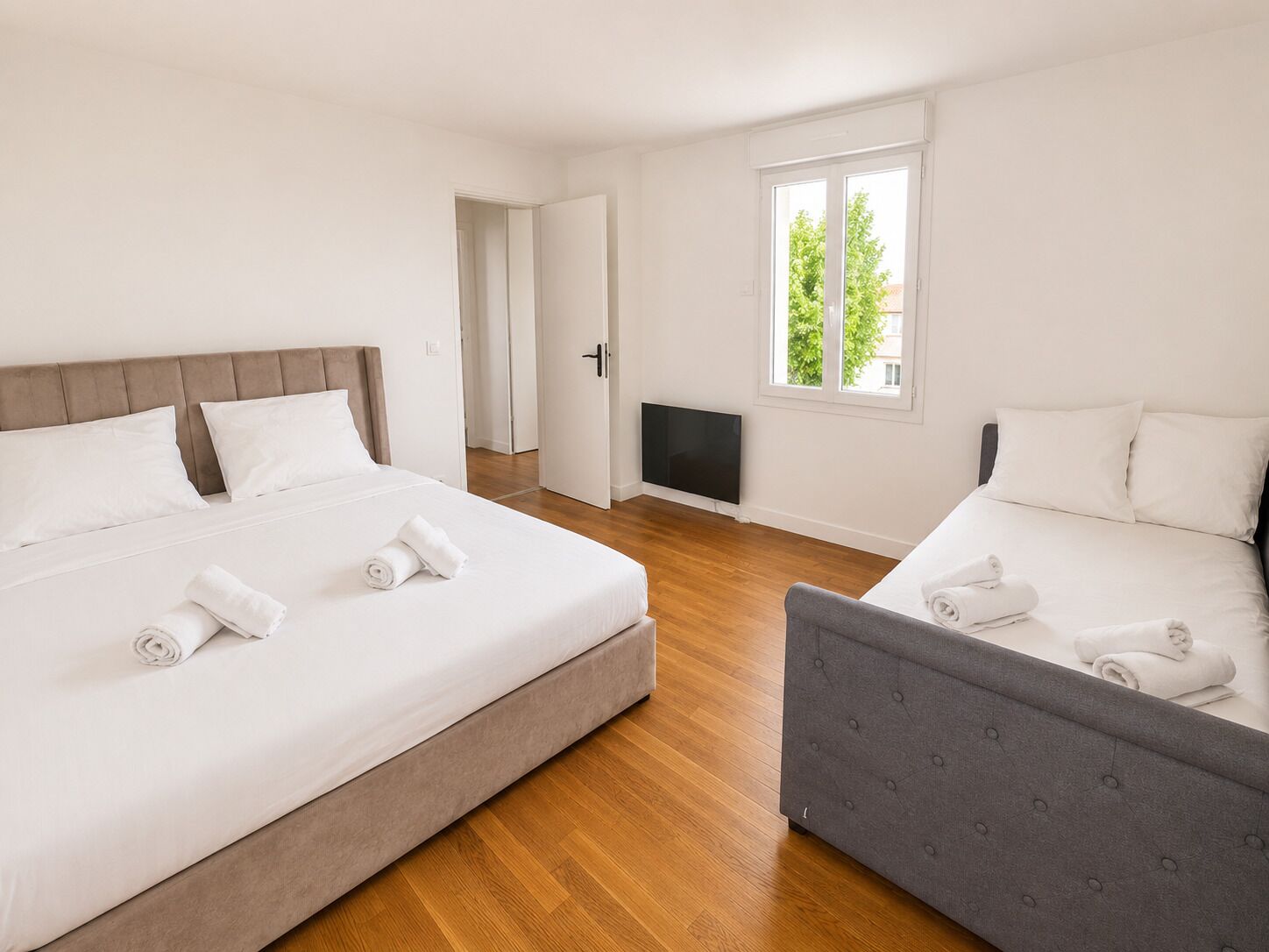 2 slaapkamers, een bureau, een strijkplank/strijkijzer, gratis wifi