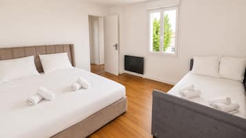 2 slaapkamers, een bureau, een strijkplank/strijkijzer, gratis wifi