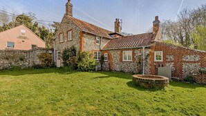 A stone and brick house with a garden, a well, and a pond. - 3 Bed in Wells-next-the-sea (oc-ncc68) (Stiffkey)