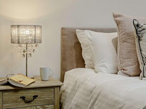 Tabla de planchar con plancha, cuna de viaje, wifi gratis y ropa de cama