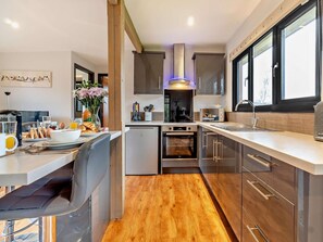 Oven, cookware/dishes/utensils - 2 Bed in Norwich (oc-73624) (East Harling)
