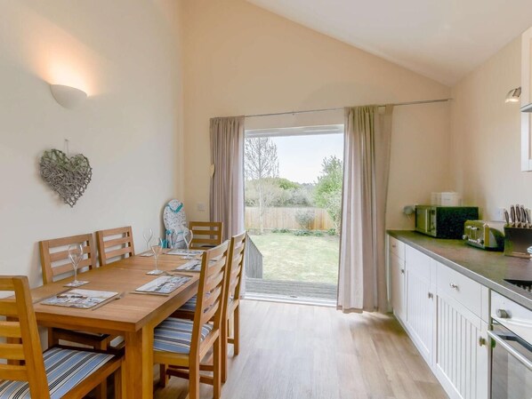 Dining - 2 Bed in Cowes (oc-73374) (Rew Street)