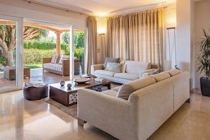 Smart TV - Villa Oliveres by Villa Plus (Javea)