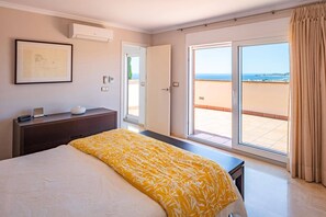 Desk, iron/ironing board, free WiFi, bed sheets - Villa Oliveres by Villa Plus (Javea)