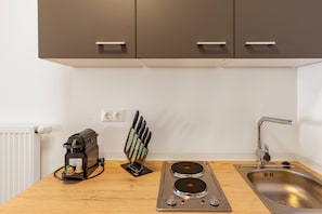 Cafetera y tetera, refrigerador, microondas y parrilla de estufa 