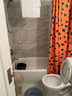 Handtücher, Seife, Toilettenpapier