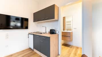 Wasserkocher mit Kaffee-/Teezubehör, Kühlschrank, Herdplatte