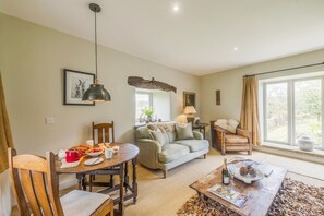 TV, fireplace - 1 Bed in Whitby (oc-g0140) (Goathland)
