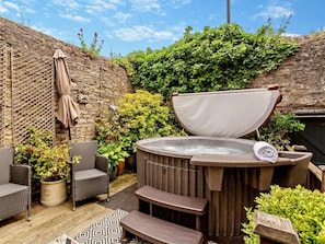 Outdoor spa tub - 2 Bed in Richmond (oc-g0162) (Richmond)