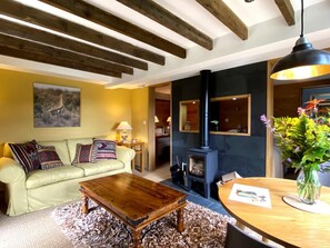 TV, fireplace - 1 Bed in Whitby (oc-g0157) (Goathland)