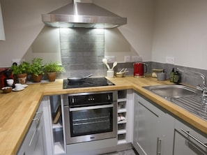 Oven, dishwasher, cookware/dishes/utensils - 1 Bed in Whitby (oc-g0157) (Goathland)