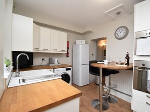 Oven, dishwasher, high chair, cookware/dishes/utensils - 2 Bed in Bishop Auckland (oc-82620) (Cockfield)