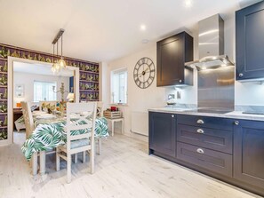 Oven, dishwasher, highchair, cookware/dishes/utensils - 4 Bed in Whitby (oc-82616) (Whitby)