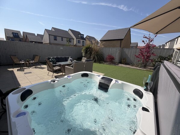 Terrace/patio - 4 Bed in Whitby (oc-82616) (Whitby)