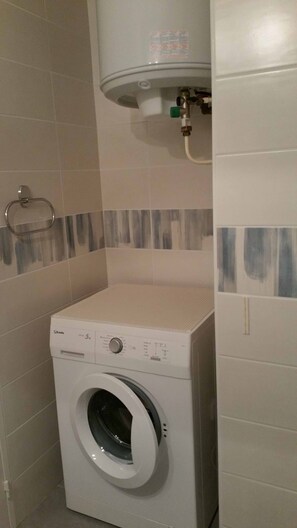 Shower - Studio Apartment 'À Louer Gréoux' with Private Terrace, Balcony and Wi-Fi (Gréoux-les-Bains)