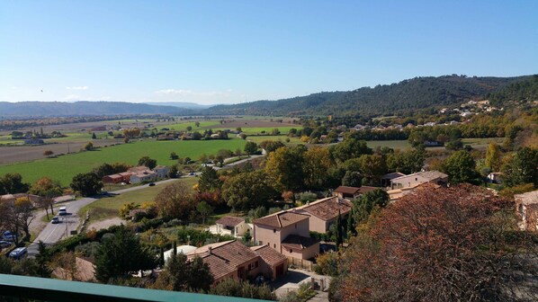 A rural village with houses, a road, and fields. - Studio Apartment 'À Louer Gréoux' with Private Terrace, Balcony and Wi-Fi (Gréoux-les-Bains)