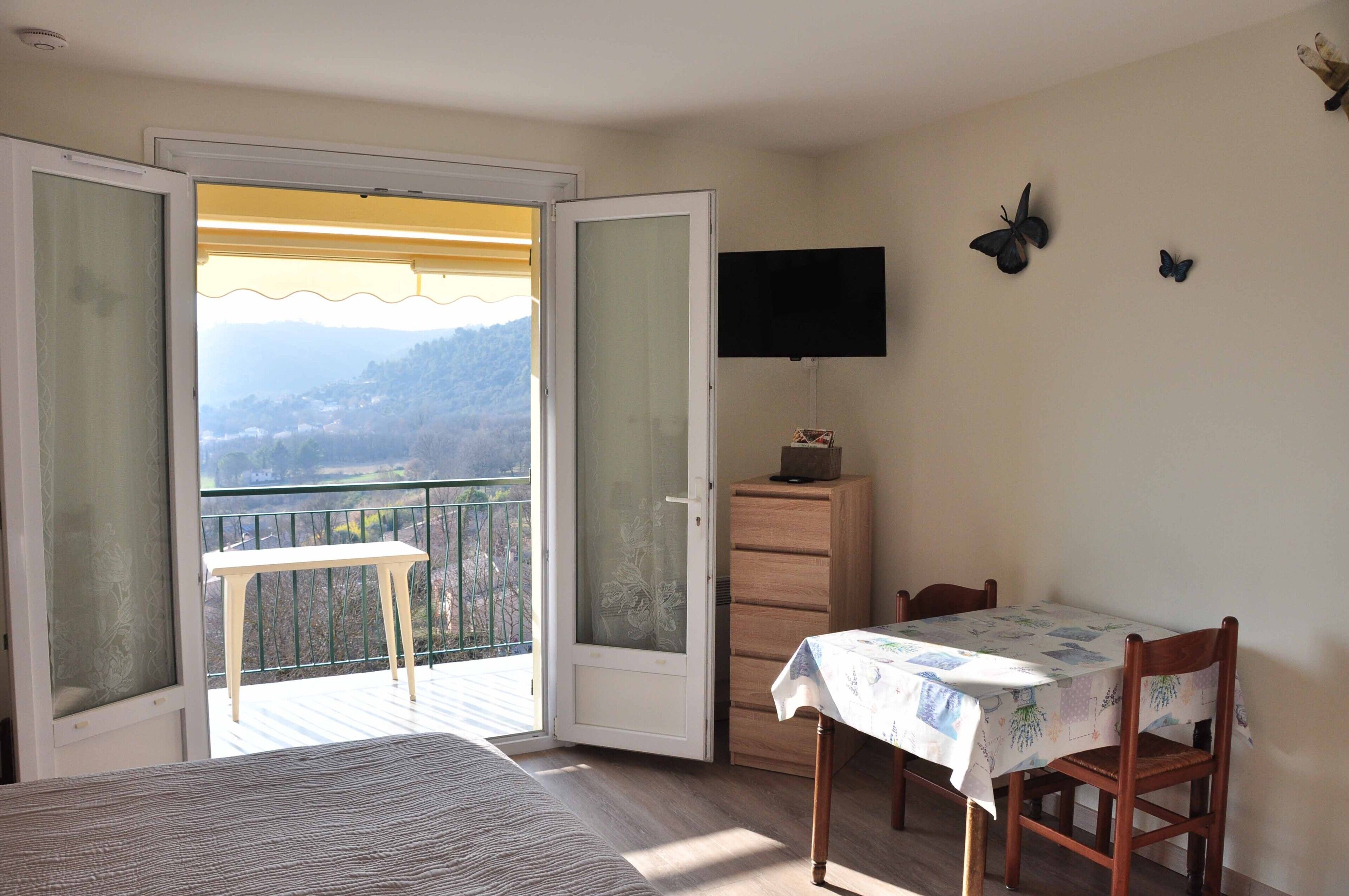 Iron/ironing board, WiFi, bed sheets