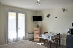 Iron/ironing board, WiFi, bed sheets - Studio Apartment 'À Louer Gréoux' with Private Terrace, Balcony and Wi-Fi (Gréoux-les-Bains)