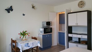 Interior - Studio Apartment 'À Louer Gréoux' with Private Terrace, Balcony and Wi-Fi (Gréoux-les-Bains)