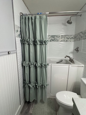 Douche, sèche-cheveux, serviettes fournies, savon