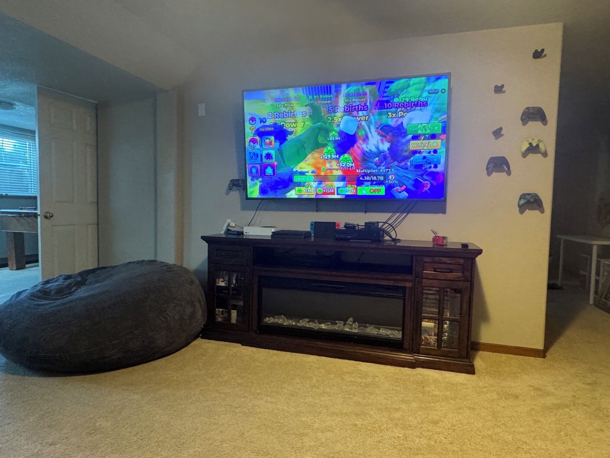 Ein an der Wand montierter Fernseher mit einem Holz-Unterhaltungsmöbel darunter.