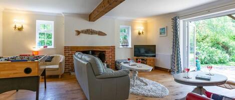 TV, fireplace