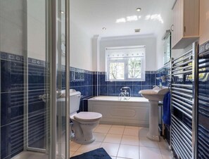 Bathroom - 4 Bed in Dorchester (oc-dc133) (Winfrith Newburgh)