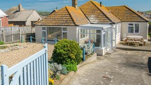 Unclassified image, 3 of 19, button - 3 Bed in Bridport (oc-dc117) (West Bay)